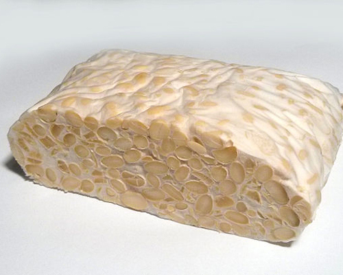 Tempeh – là một loại thực phẩm quen thuộc với những người ăn chay, đây là một sản phẩm lên men từ đậu nành. Ngoài khả năng chứa một lượng probiotic lớn thì Tempeh còn chứa nhiều vitamin B2, chất xơ, mangan, đồng.​